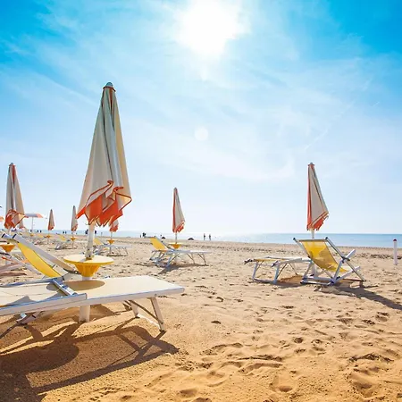 아파트 Comfortable Flat 80m From The Sea